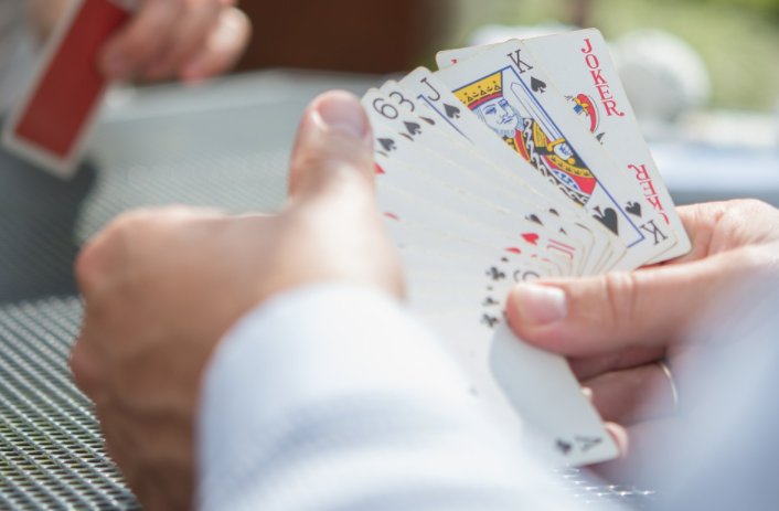 The Common Signs That Someone Is Cheating in a Card Game